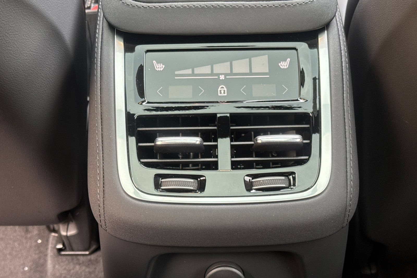 New 2026 Volvo XC90 T8 Ultra w/ Protection Package AWD/4WD image 13