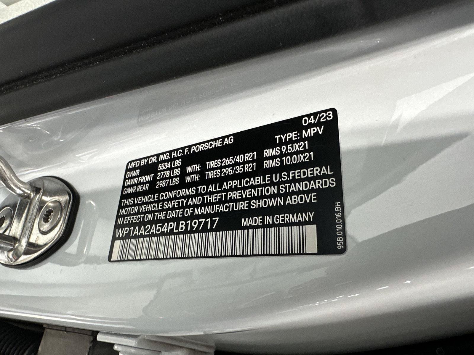 Certified 2023 Porsche Macan AWD/4WD image 18