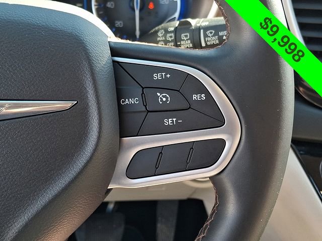 Used 2017 Chrysler Pacifica Touring-L w/ Tire & Wheel Group image 24