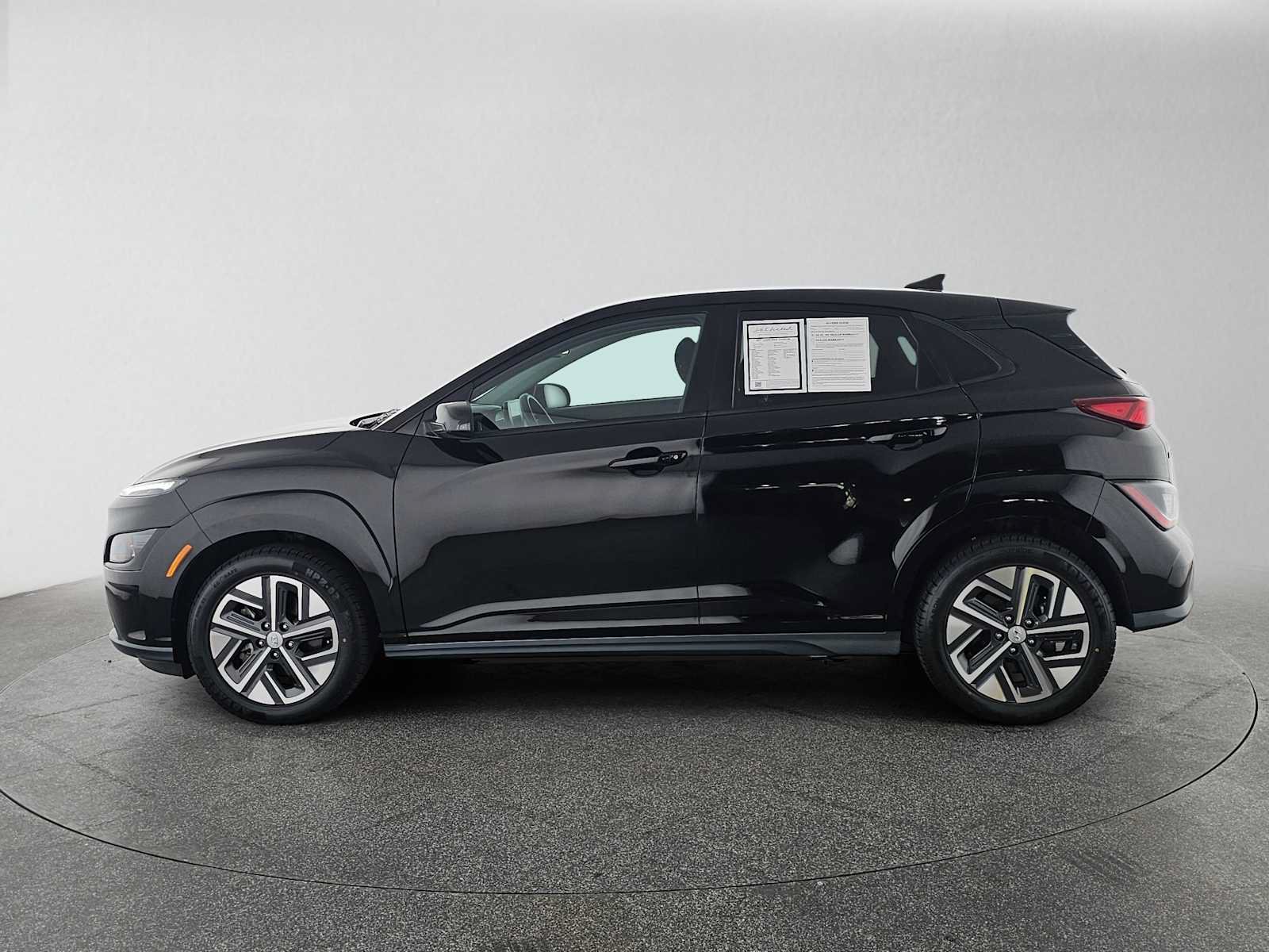 Used 2023 Hyundai Kona SE w/ Cargo Package FWD image 6