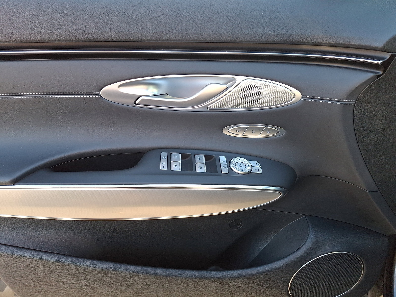 Certified 2025 Genesis GV70 2.5T w/ Select Package AWD/4WD image 13