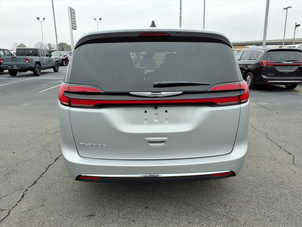 New 2026 Chrysler Pacifica Select image 4