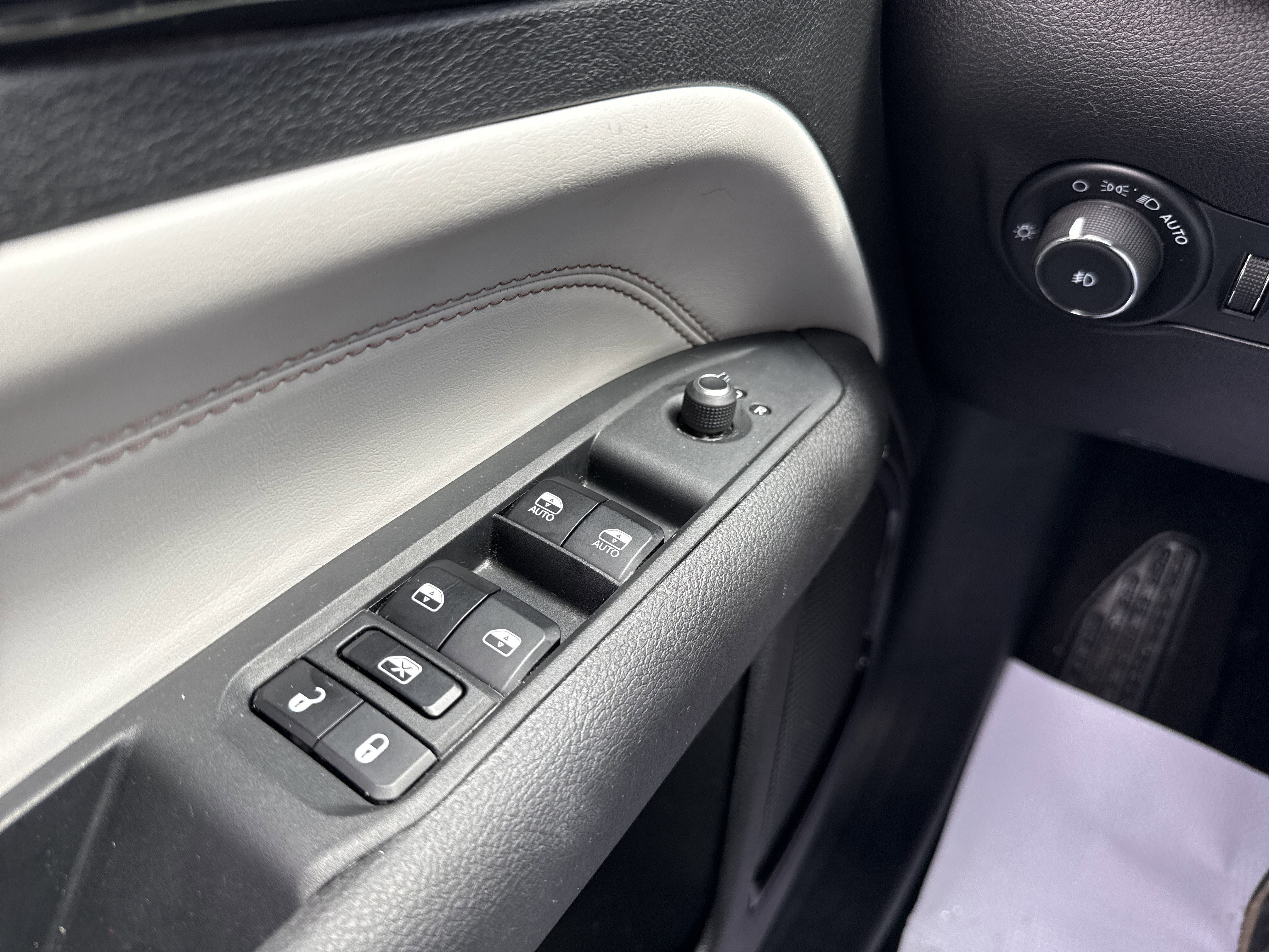 Used 2025 Jeep Compass Limited AWD/4WD image 3