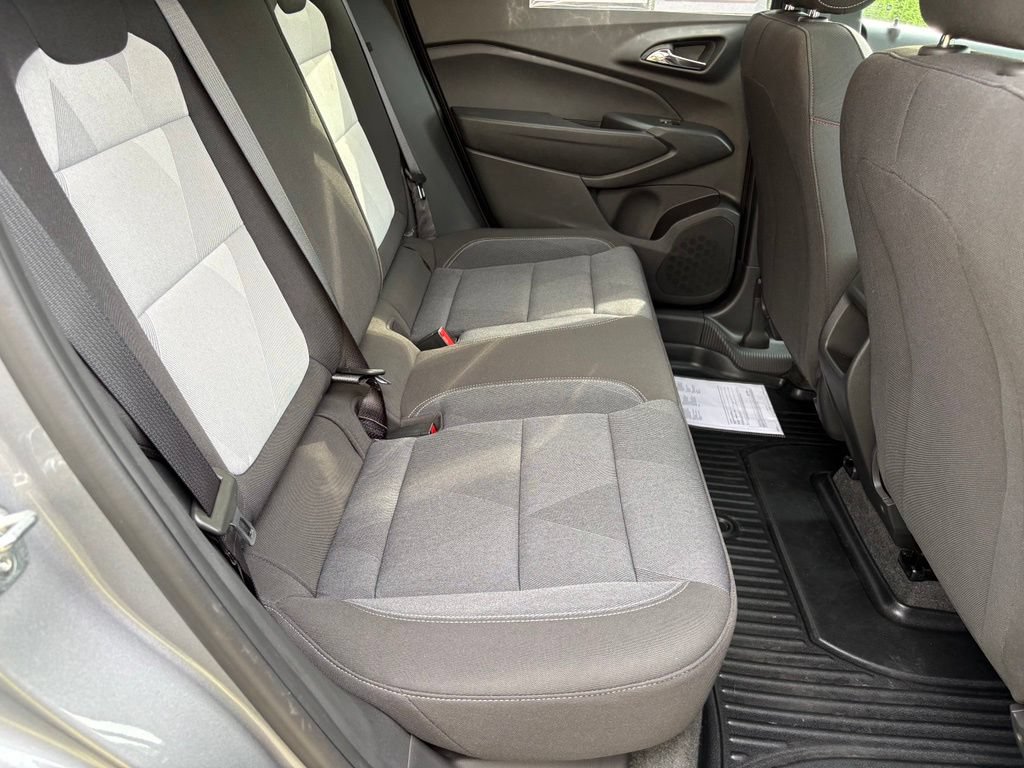 Used 2025 Chevrolet Trax RS w/ Sunroof Package FWD image 35