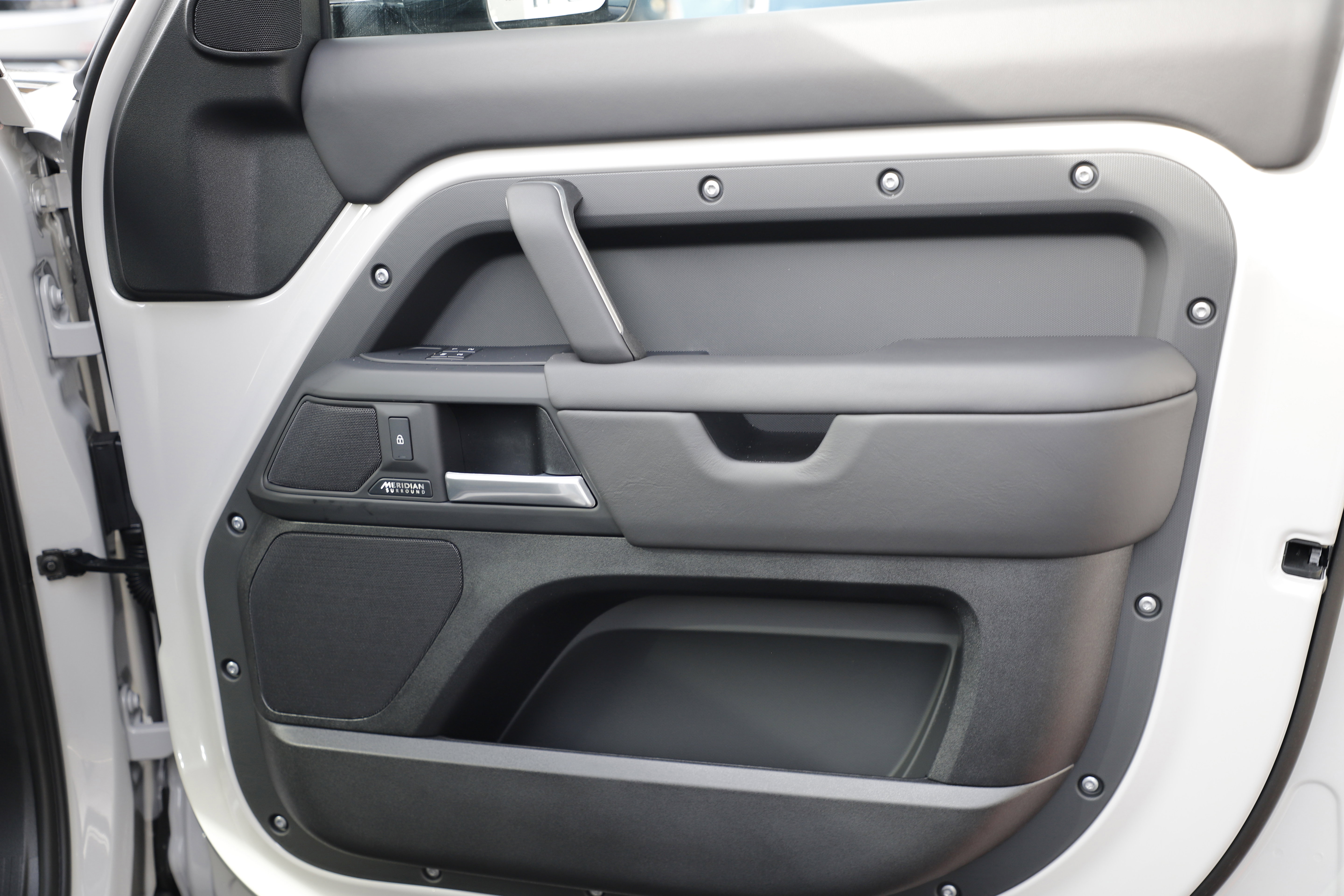 New 2026 Land Rover Defender 110 X-Dynamic SE image 9