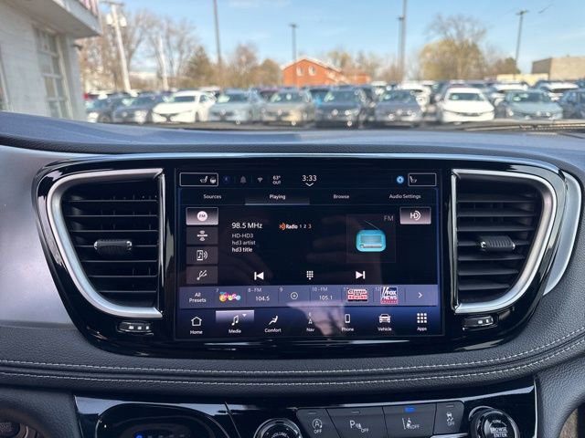 Used 2025 Chrysler Pacifica Limited FWD image 17