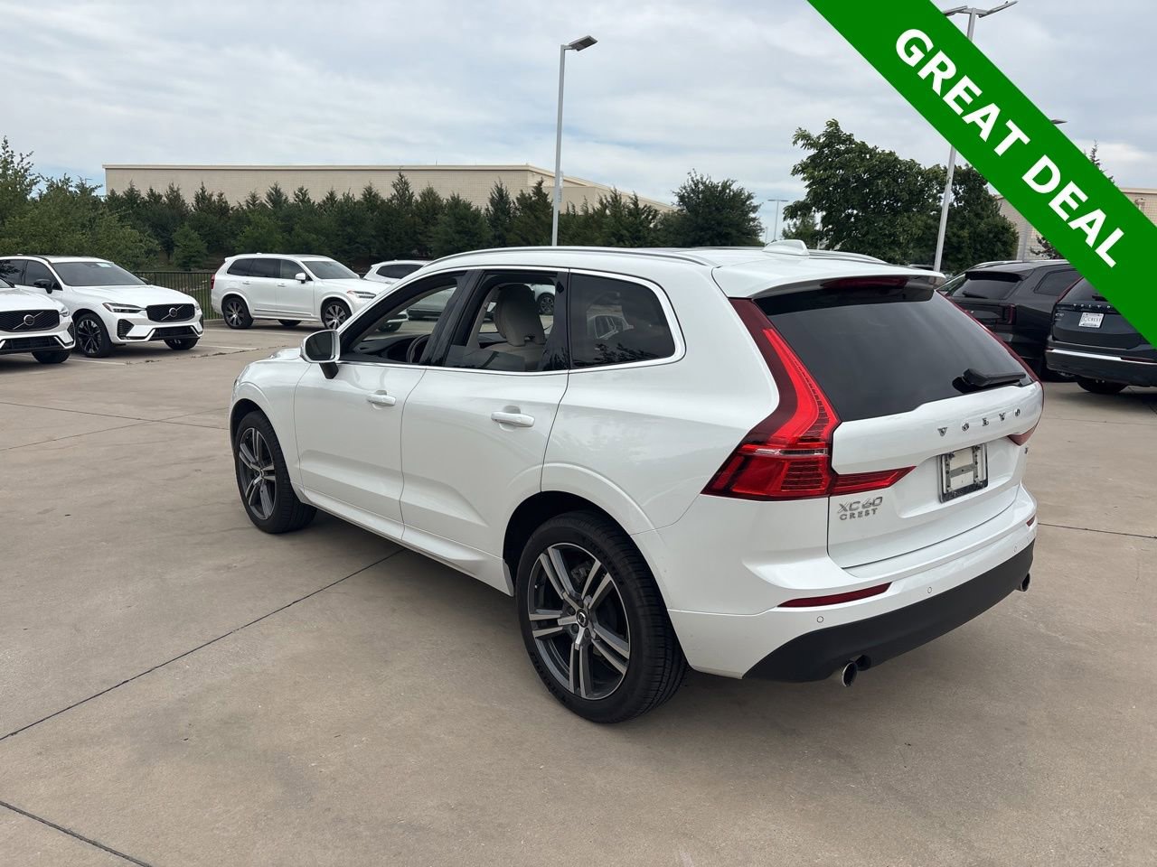 Used 2021 Volvo XC60 T5 Momentum w/ Premium Package image 7