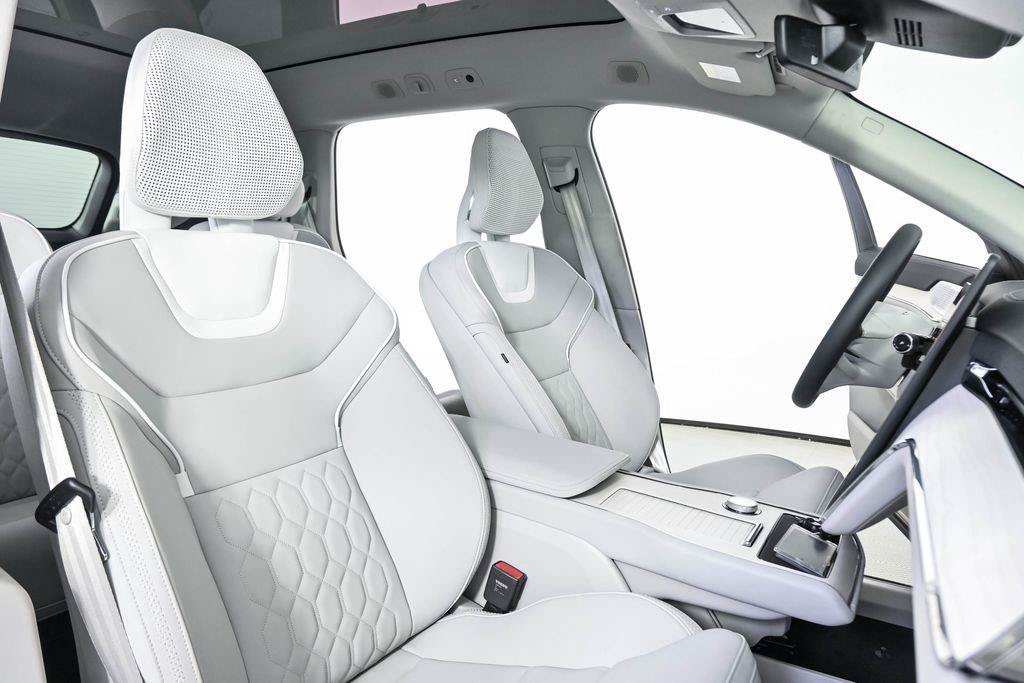 Certified 2025 Volvo EX90 Ultra AWD/4WD image 24