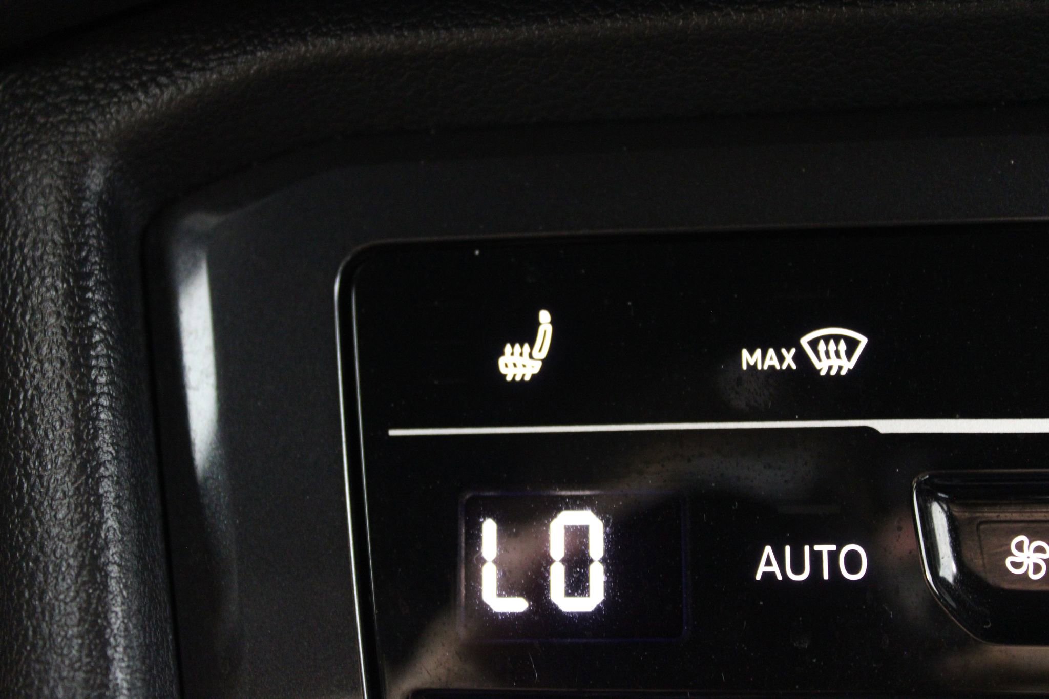 Used 2022 Volkswagen Tiguan SE R-Line image 35