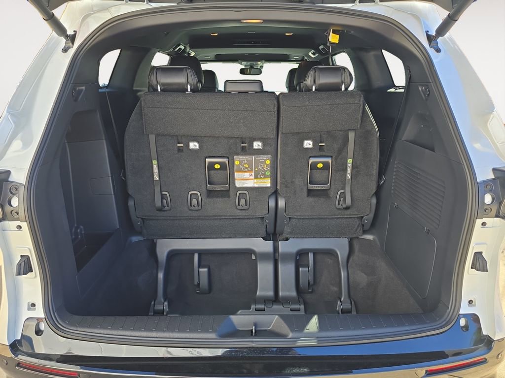Used 2025 Toyota Sienna Platinum image 14