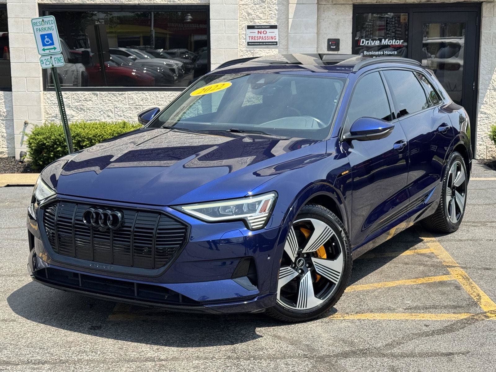 Used 2022 Audi e-tron Premium Plus w/ Premium Plus Package AWD/4WD image 2
