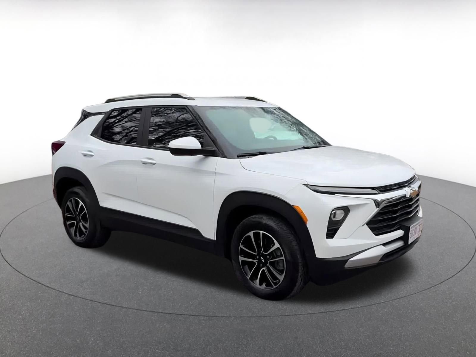 Used 2025 Chevrolet TrailBlazer LT w/ Driver Confidence Package image 2