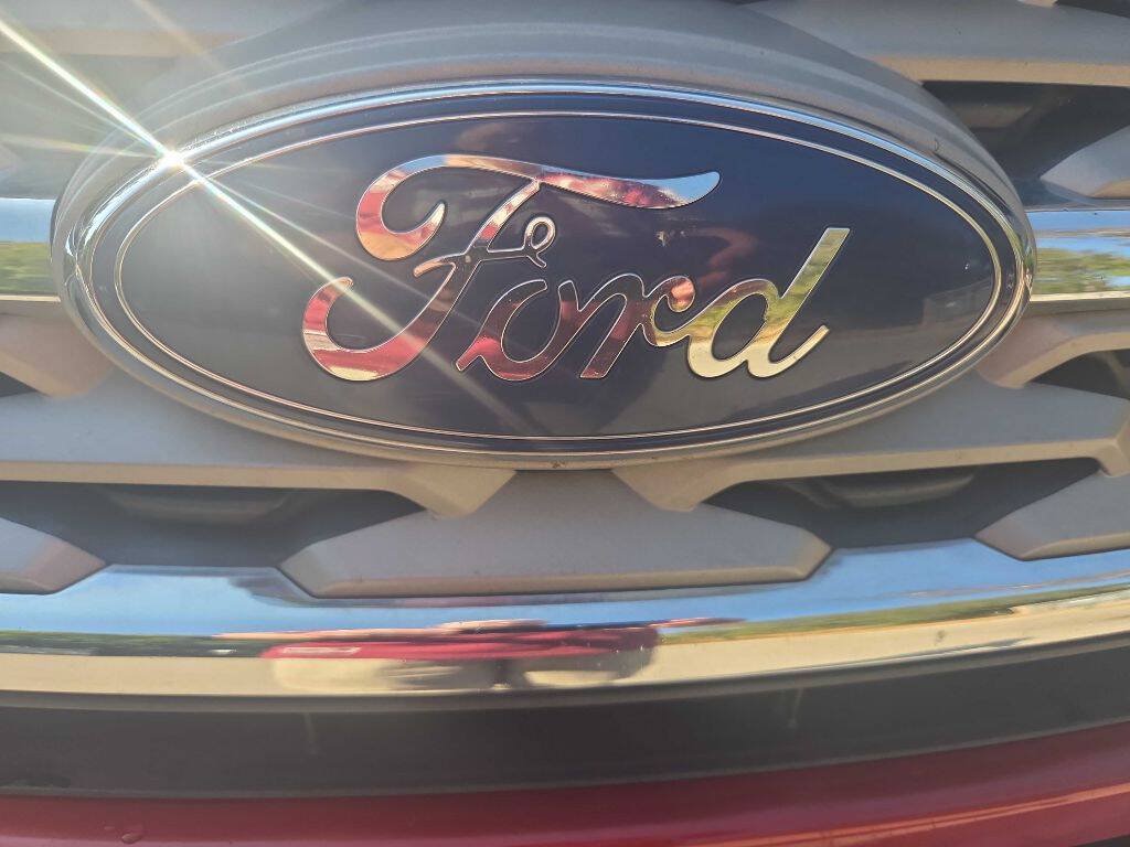 Used 2018 Ford Explorer XLT w/ Equipment Group 202A FWD image 11