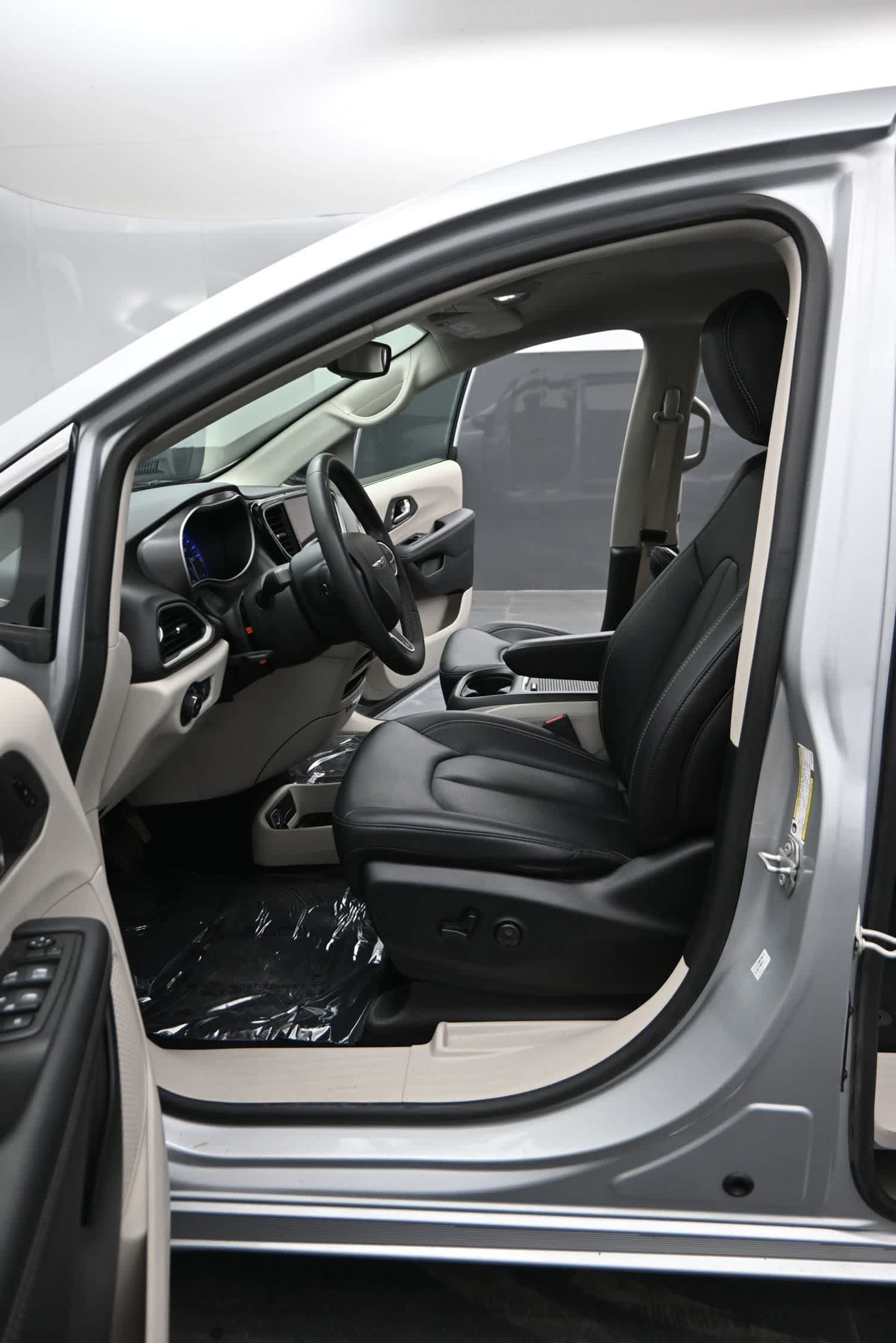 Used 2024 Chrysler Pacifica Touring-L FWD image 19
