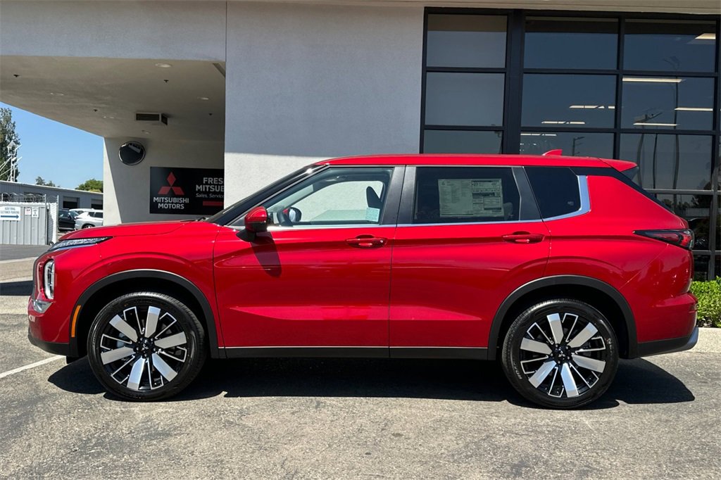 New 2025 Mitsubishi Outlander SE image 8