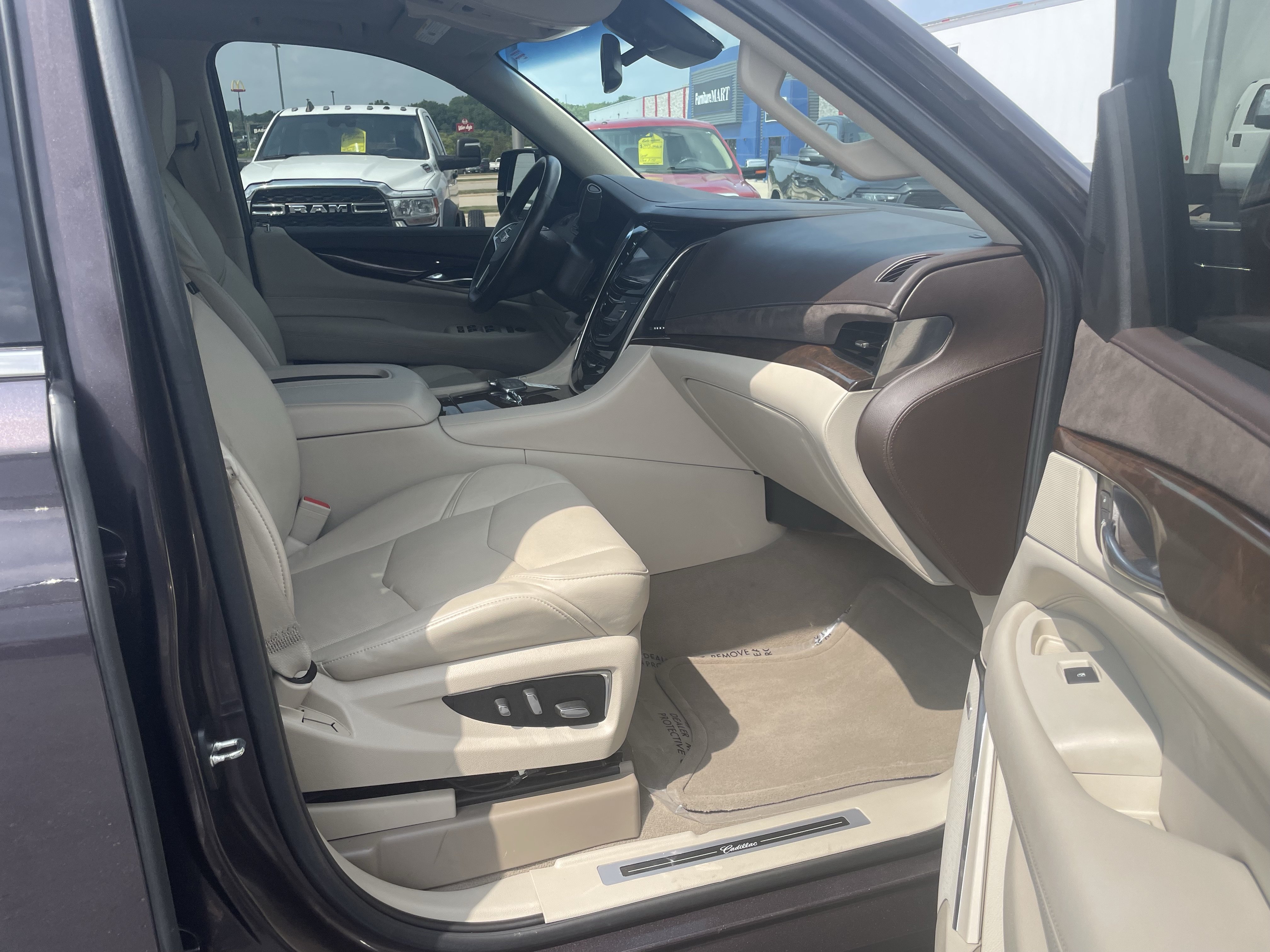 Used 2016 Cadillac Escalade ESV Premium AWD/4WD image 36