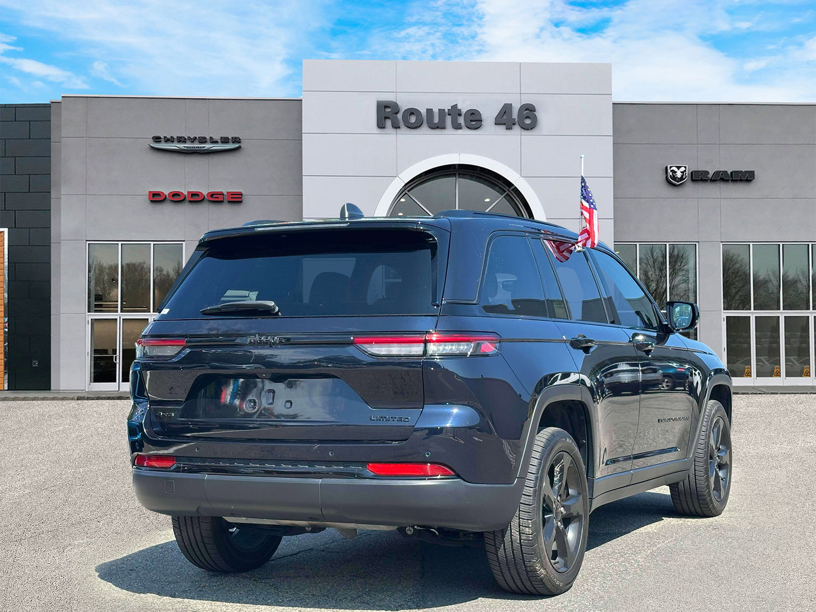 Used 2024 Jeep Grand Cherokee Limited w/ Black Appearance Package AWD/4WD image 5