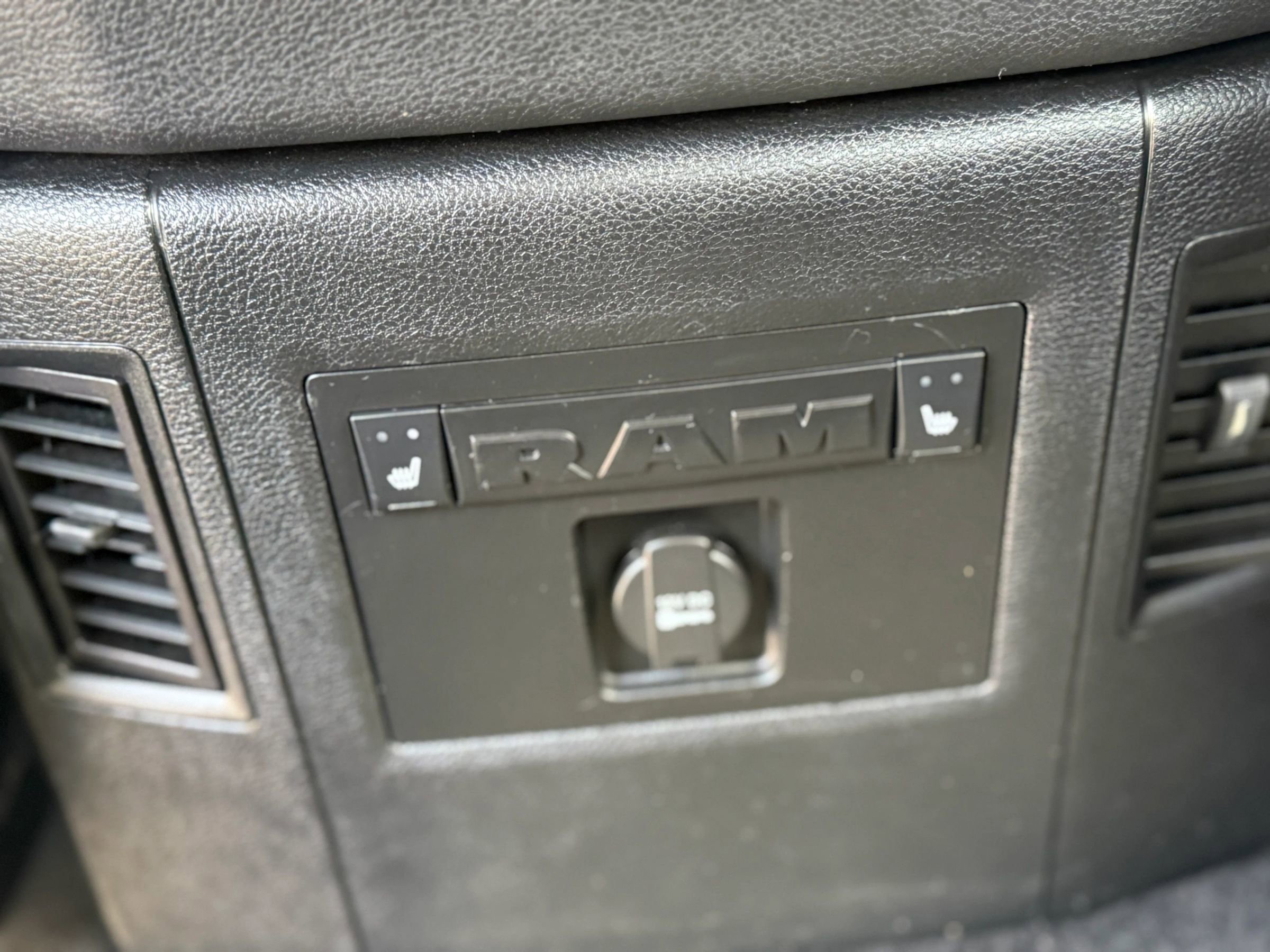 Used 2013 RAM 2500 Laramie AWD/4WD image 17