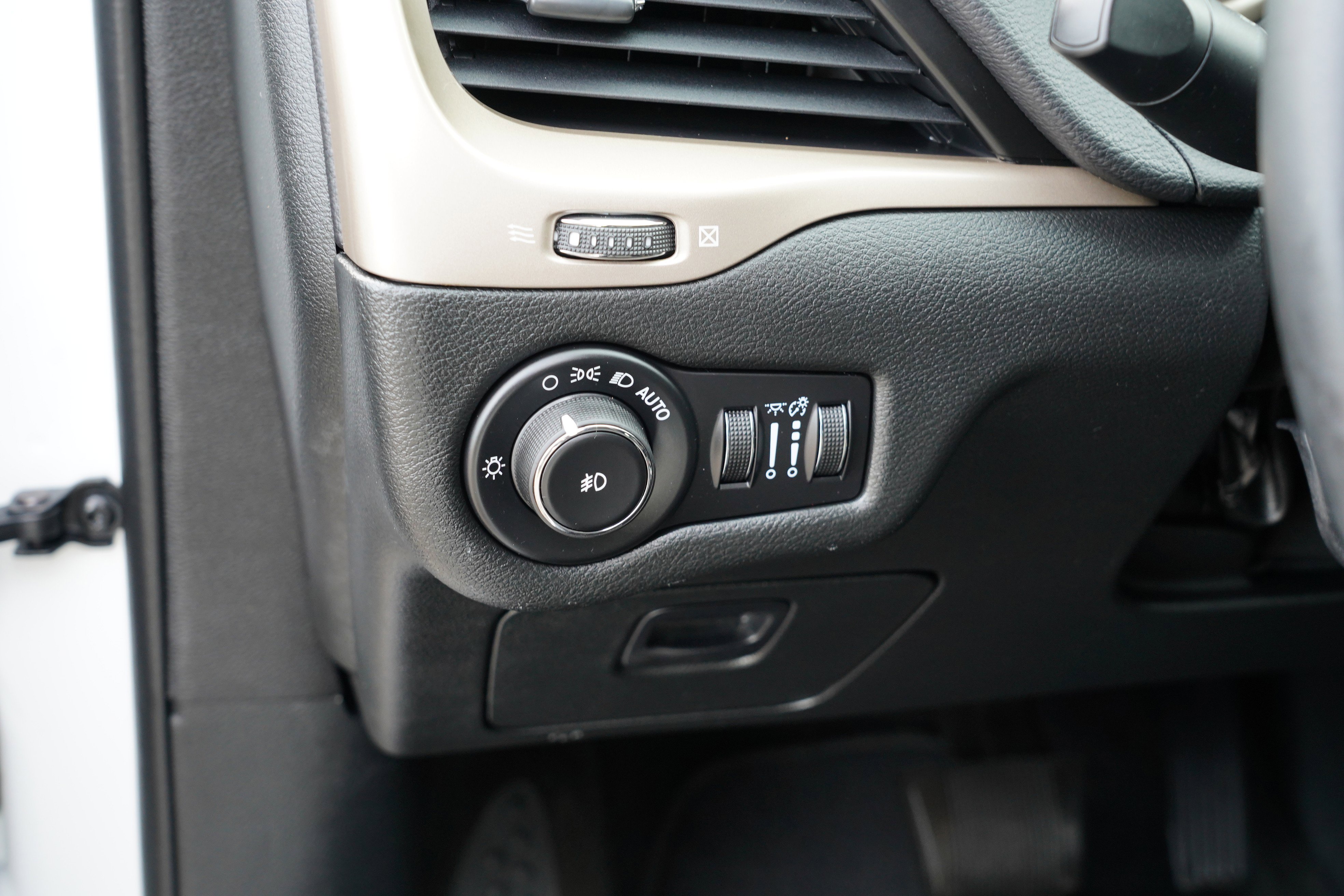 Used 2015 Jeep Cherokee Latitude image 17