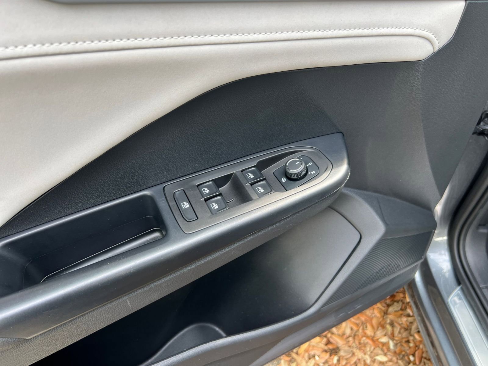 Used 2025 Volkswagen Taos SE image 18