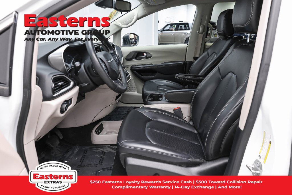 Used 2023 Chrysler Pacifica Touring-L FWD image 15
