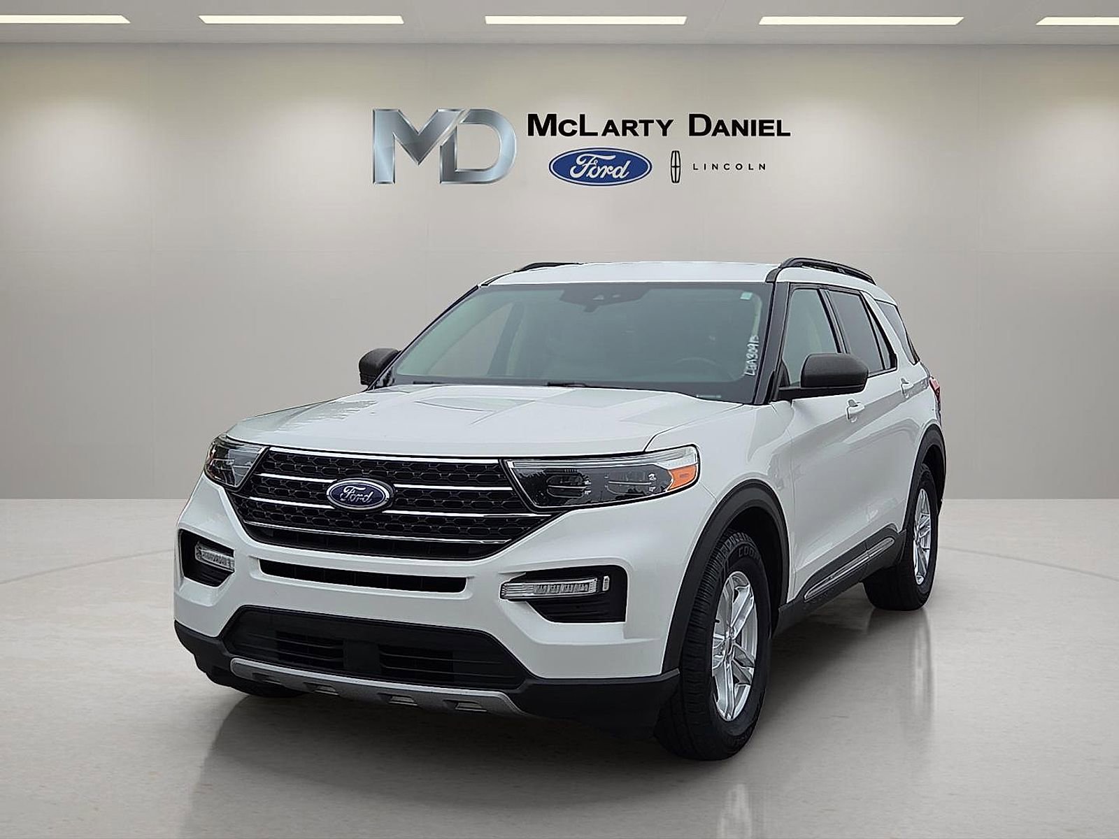 Used 2020 Ford Explorer XLT w/ Equipment Group 202A RWD image 2