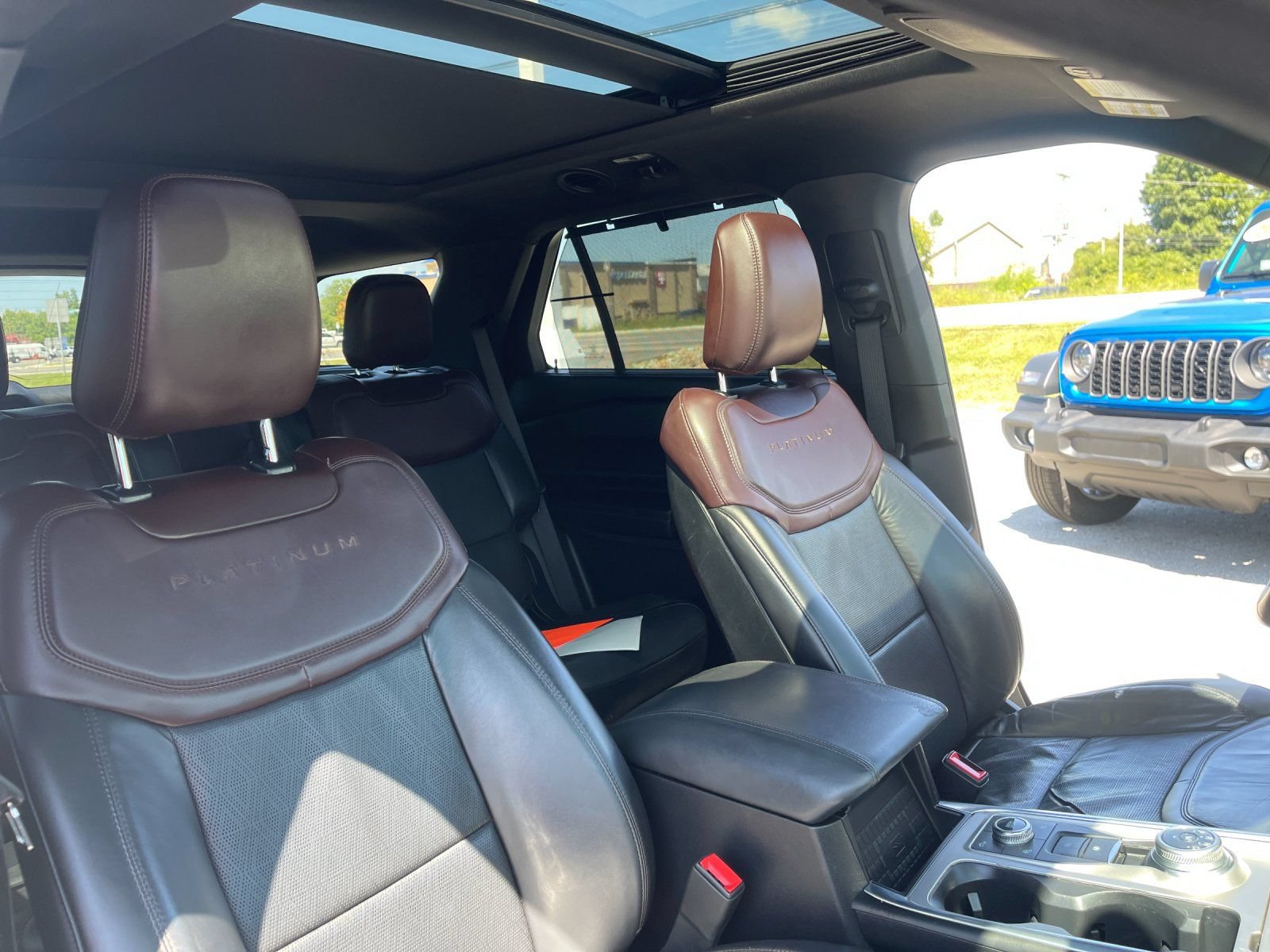 Used 2020 Ford Explorer Platinum w/ Premium Technology Package AWD/4WD image 21