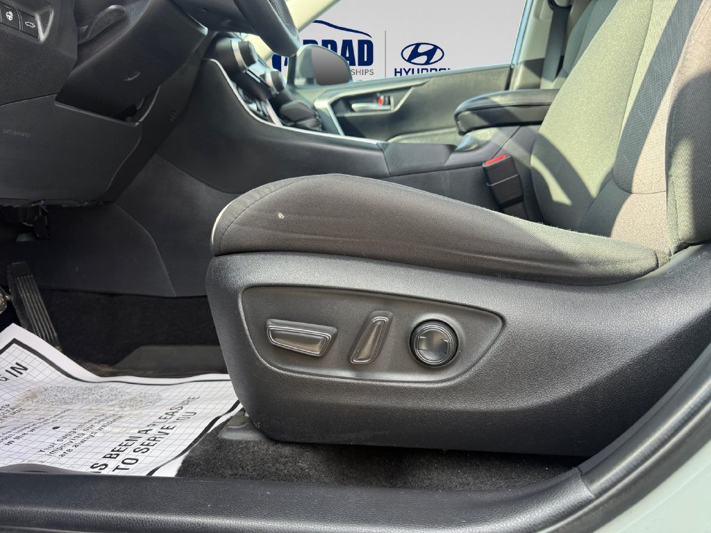 Used 2021 Toyota RAV4 XLE w/ Convenience Package AWD/4WD image 17