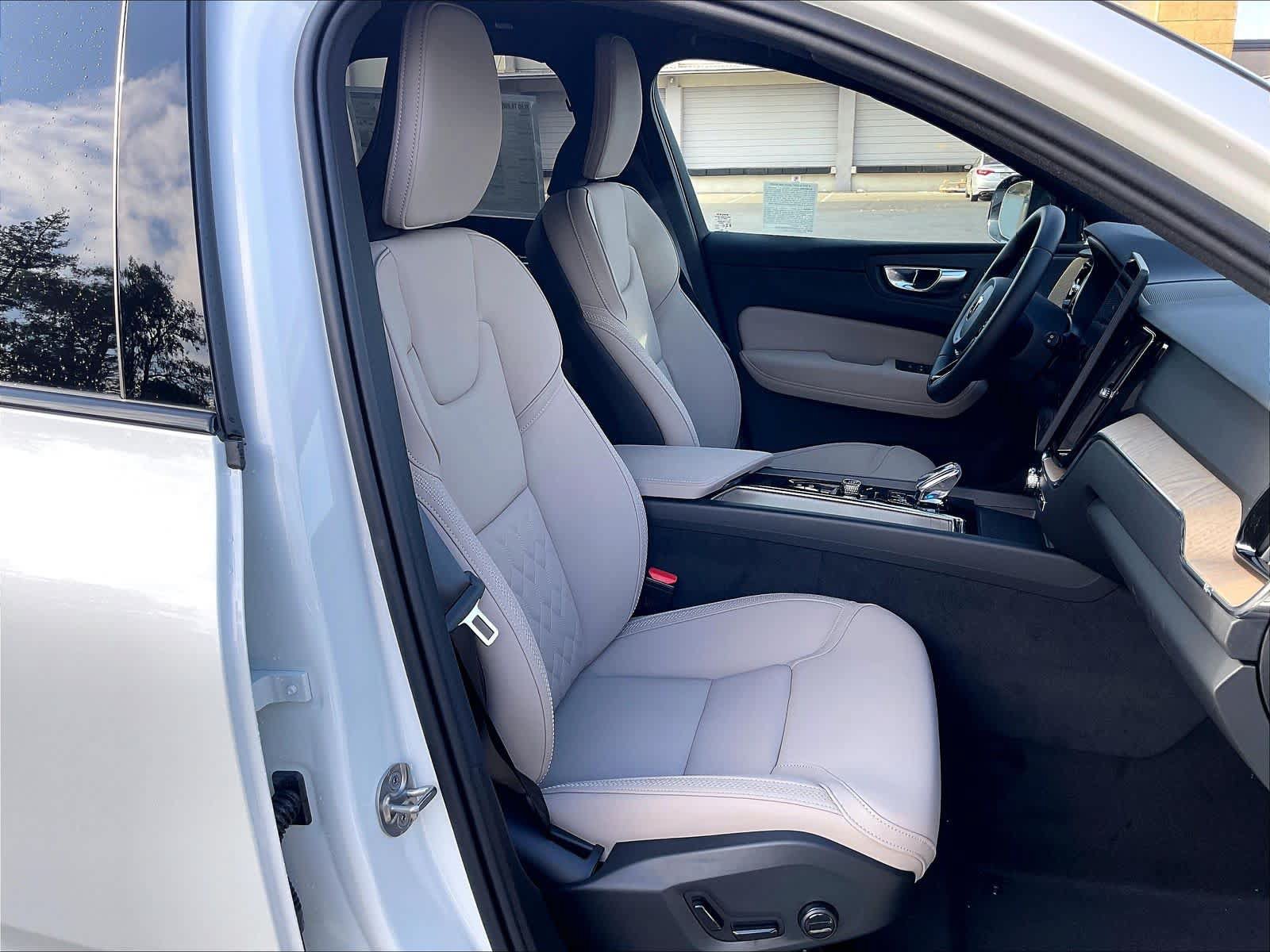 New 2027 Volvo XC60 T8 Plus AWD/4WD image 31