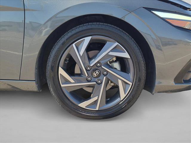 Used 2025 Hyundai Elantra Limited FWD image 24