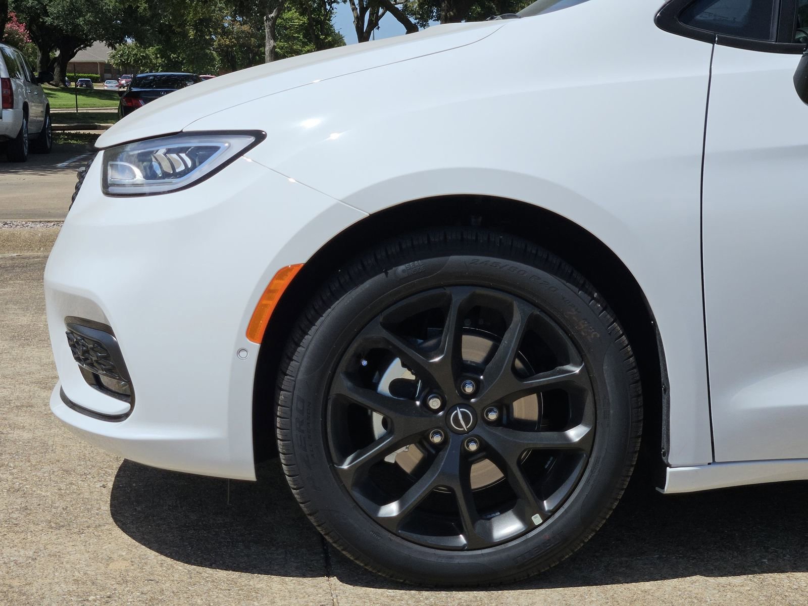 New 2025 Chrysler Pacifica Limited FWD image 9
