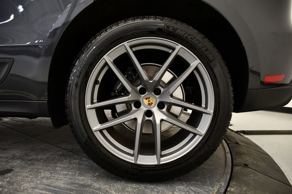 Certified 2025 Porsche Macan image 17