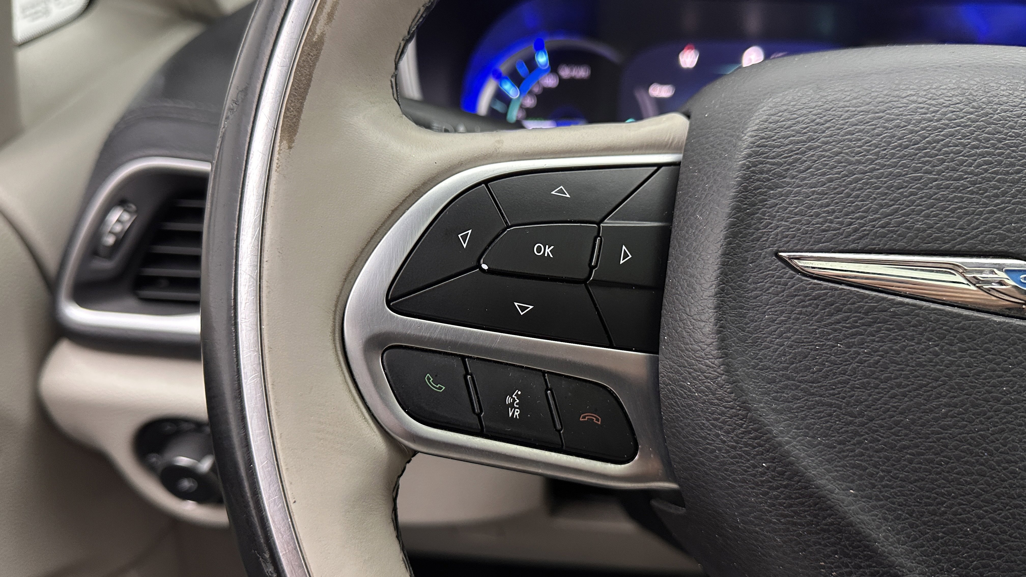 Used 2018 Chrysler Pacifica Limited w/ Advanced Safetytec Group FWD image 16