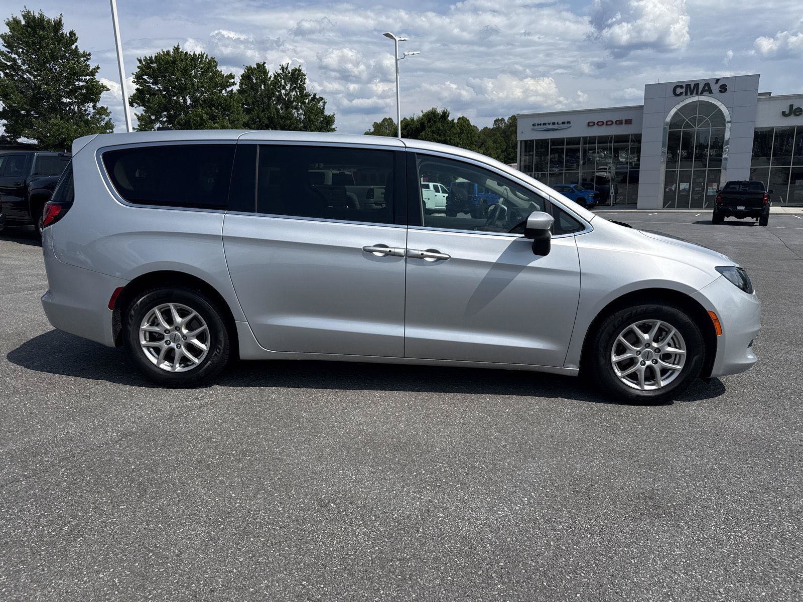 Used 2023 Chrysler Voyager LX FWD image 4