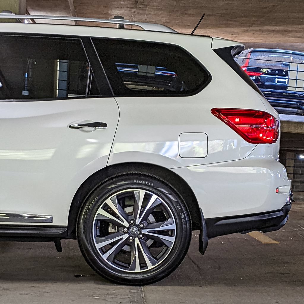 Used 2017 Nissan Pathfinder Platinum FWD image 3
