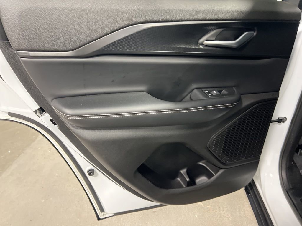Used 2025 Jeep Grand Cherokee Altitude image 18