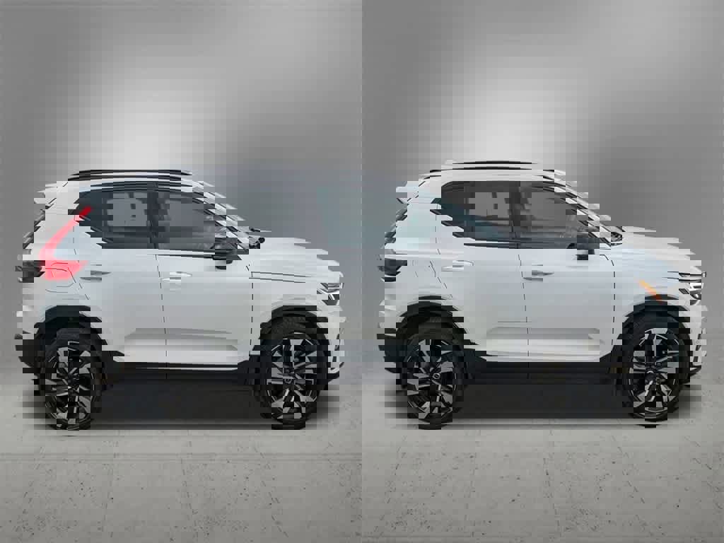 Used 2023 Volvo XC40 B5 Plus w/ Driver Assist Package image 6
