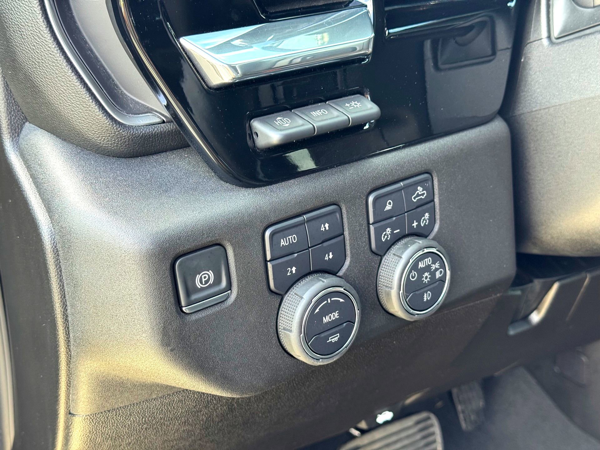 Used 2025 Chevrolet Silverado 2500 LTZ w/ LTZ Premium Package AWD/4WD image 15