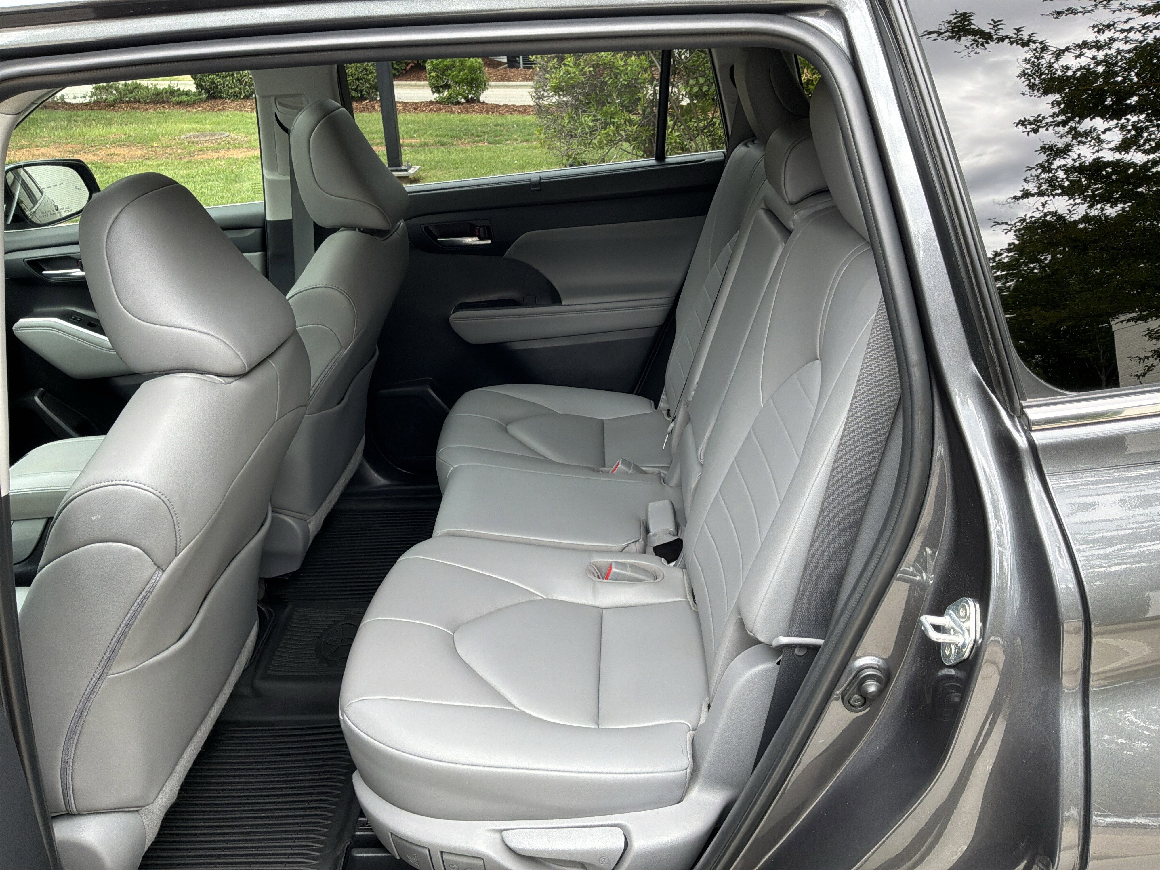 Used 2023 Toyota Highlander XLE FWD image 32