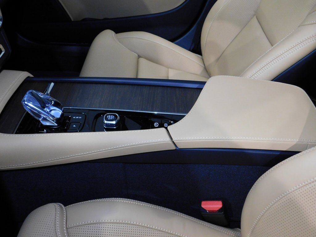 Used 2026 Volvo V90 B6 Cross Country Ultra image 36