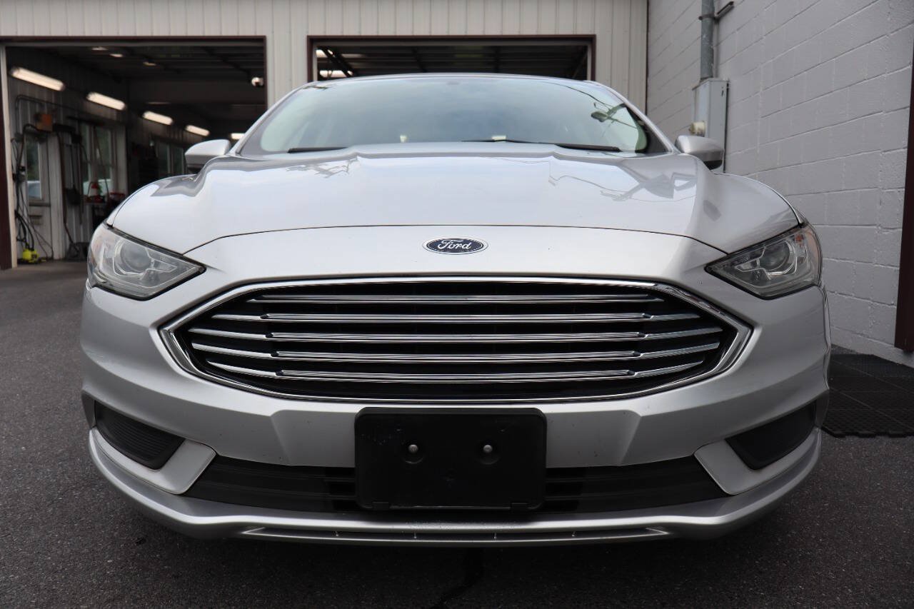 Used 2018 Ford Fusion SE FWD image 2