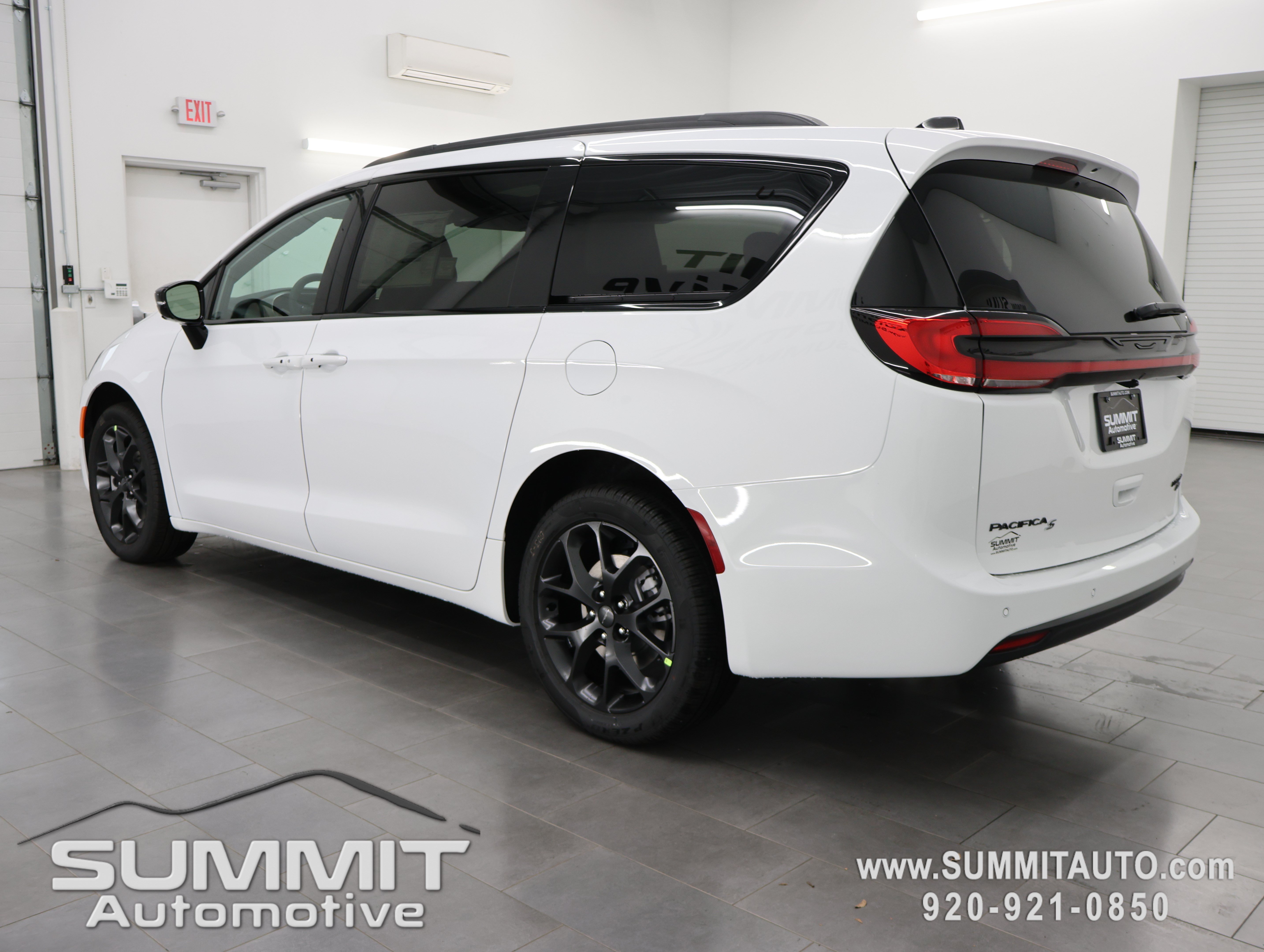 New 2027 Chrysler Pacifica Limited AWD/4WD image 6