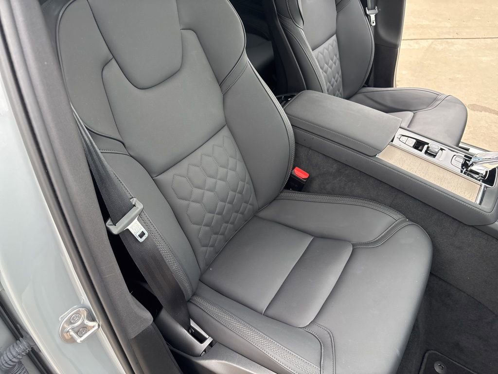 Certified 2025 Volvo XC90 B5 Plus AWD/4WD image 40