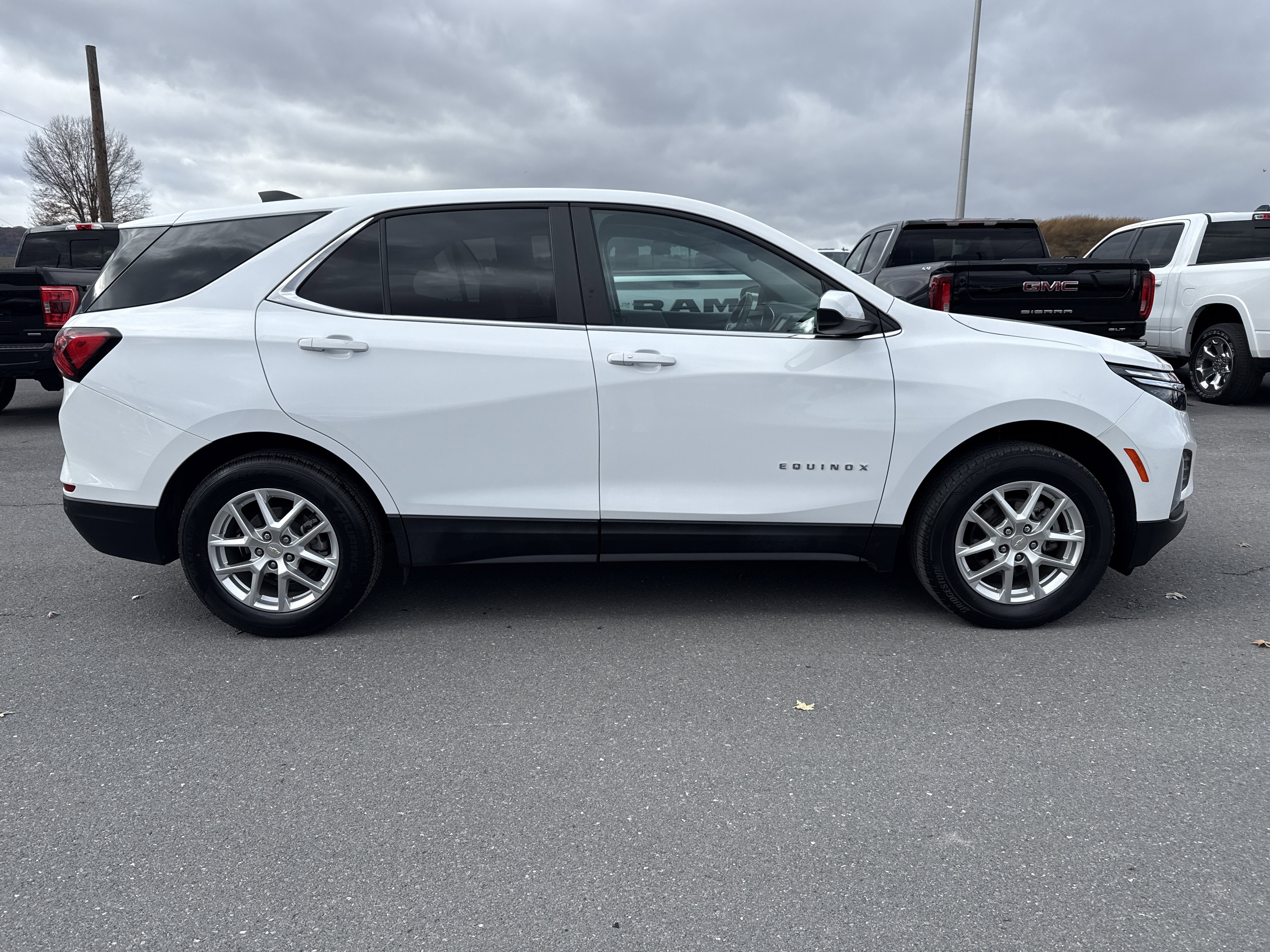 Used 2024 Chevrolet Equinox LT image 2