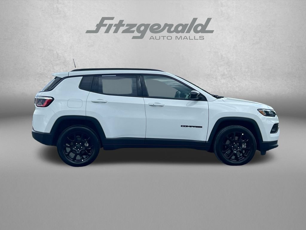 Used 2025 Jeep Compass Latitude w/ Convenience Group AWD/4WD image 3