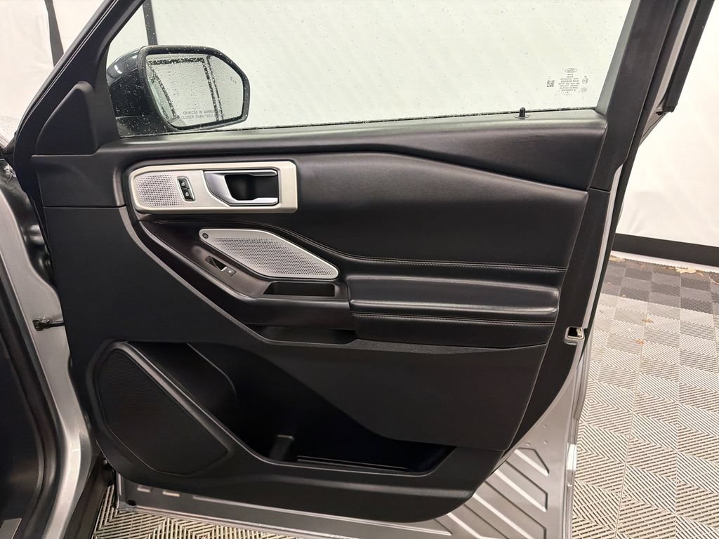 Used 2020 Ford Explorer Platinum w/ Premium Technology Package AWD/4WD image 16