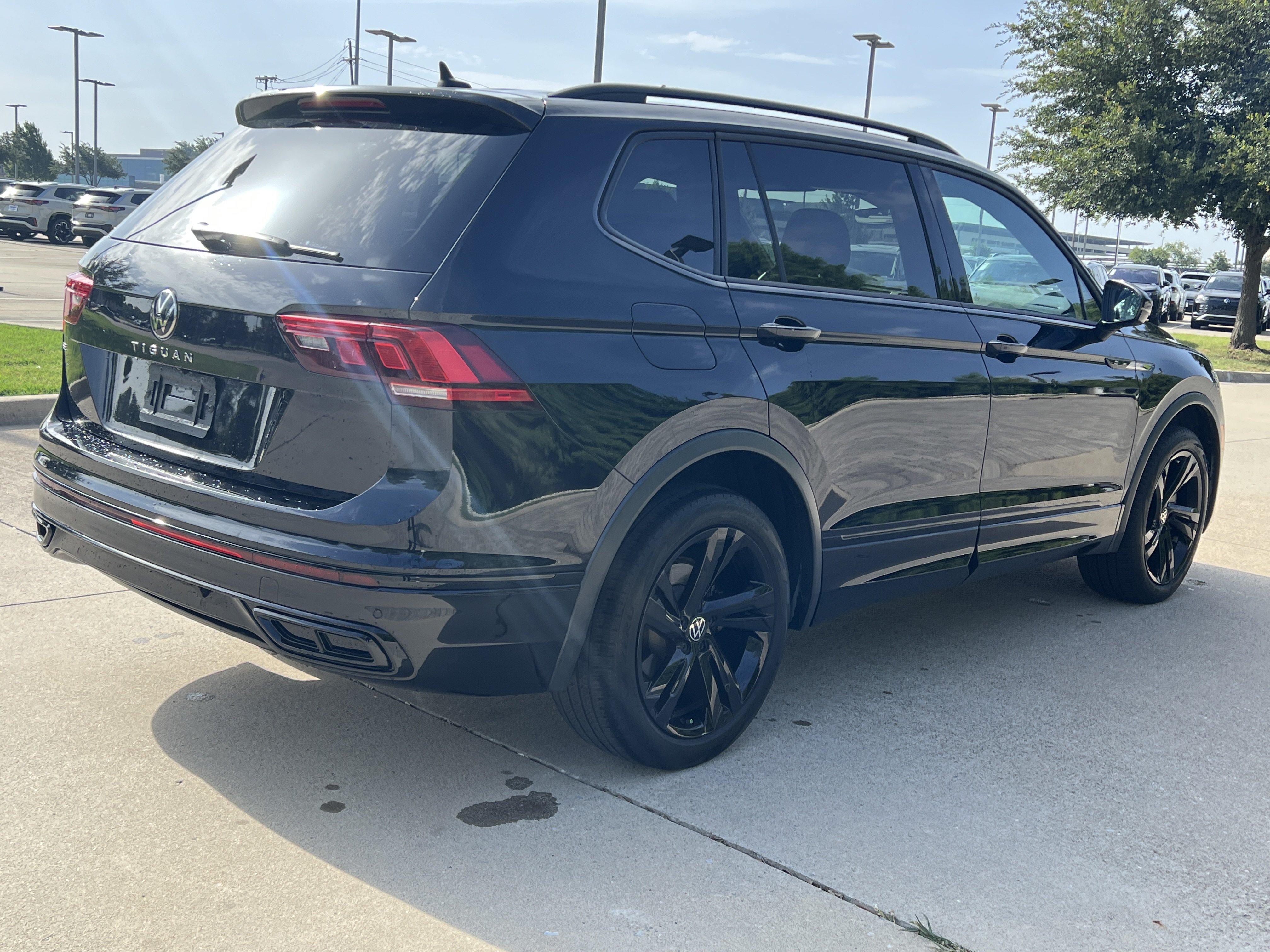 Certified 2023 Volkswagen Tiguan SE R-Line FWD image 9