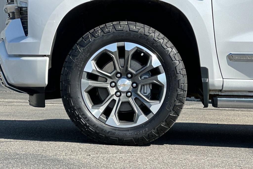 Used 2024 Chevrolet Silverado 1500 High Country w/ Technology Package AWD/4WD image 28