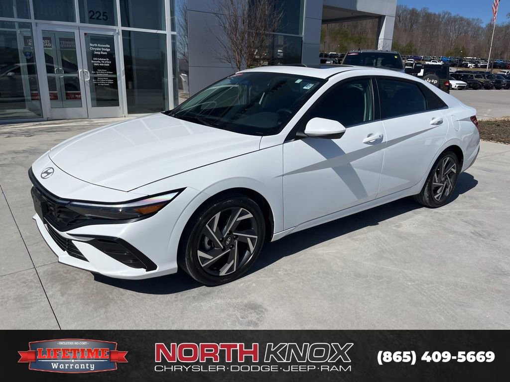 Used 2025 Hyundai Elantra SEL image 1