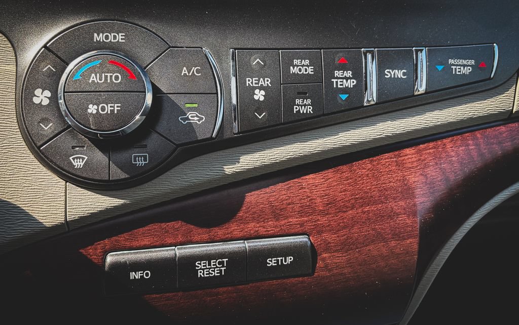 Used 2014 Toyota Sienna XLE FWD image 17
